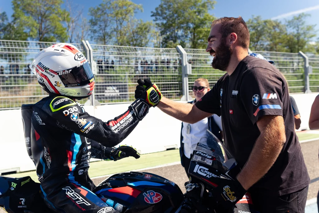Kenny check un de ses mécanos après la course 1